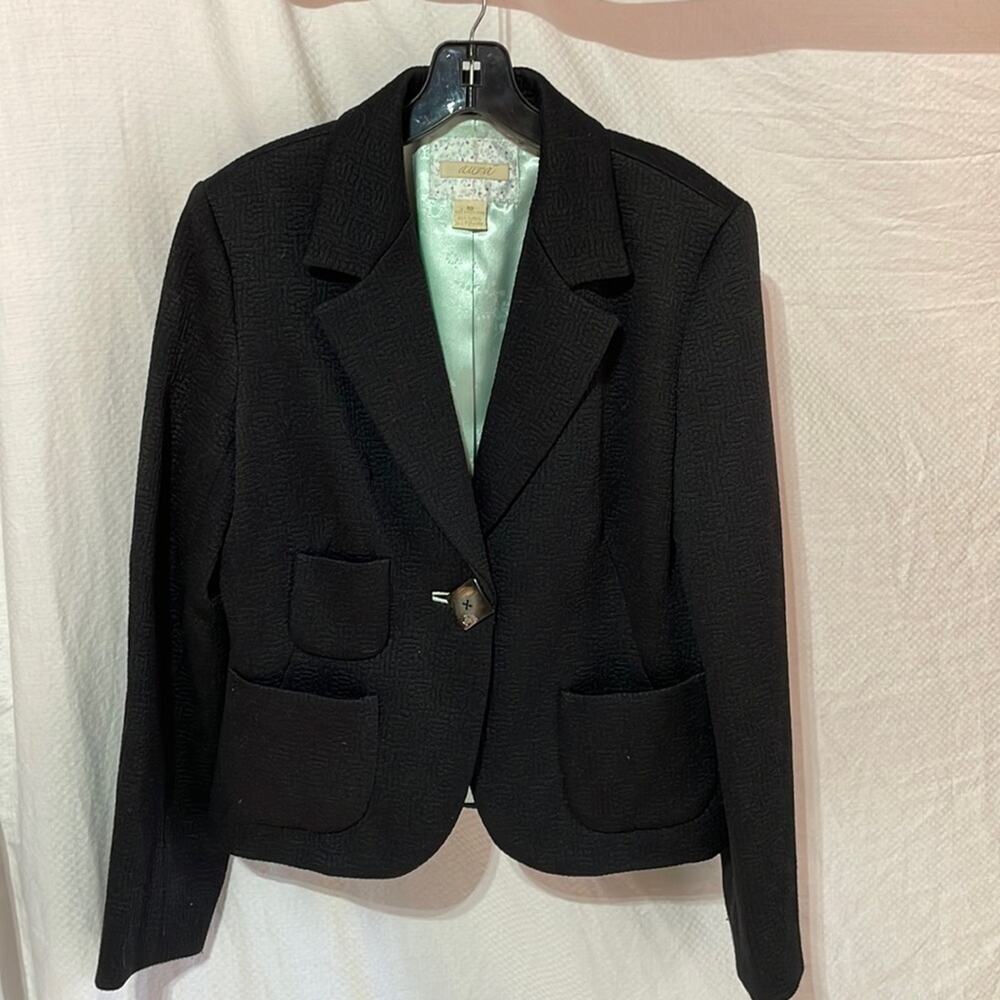 Aura 10 black short fitted lined quilted satin jacket nwot large button shaped